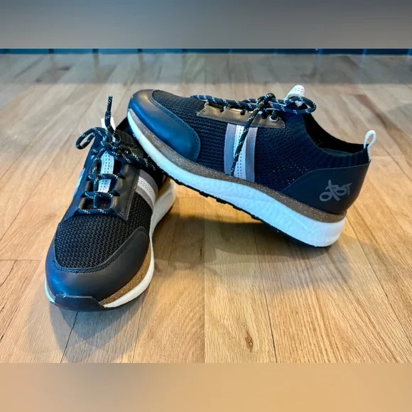 NEW OTBT Speed Sneakers Black Knit Leather Travel Sneakers Platform Lug Sole 7.5 - Picture 4 of 11